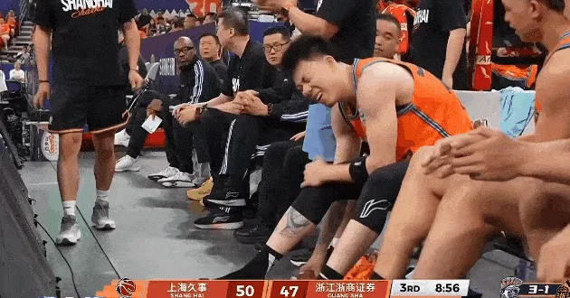 bti体育官方网站-弗格送出本场第3次抢断，张镇麟脚滑踩爆球鞋下场换鞋
